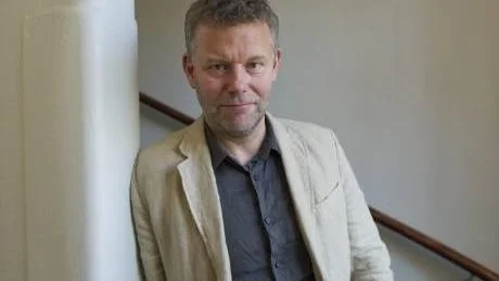 NY BOK. Jan Arnald har skrivit elva deckare om den så kallade A-gruppen under pseudonymen Arne Dahl. Nu är han aktuell med nya boken Viskleken, där några av A-gruppens medlemmar flyttats till Europol.  Foto: LEIF R JANSSON / SCANPIX