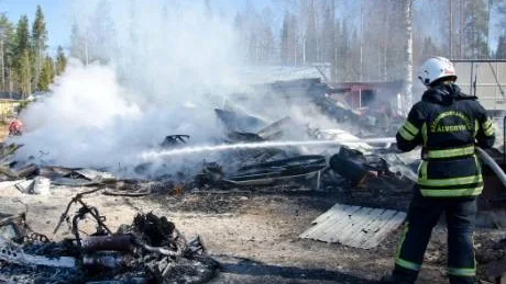 ÄLVSBYN. Personal från Räddningstjänsten i Älvsbyn skötte eftersläckningen. Här är något som varit ett uthus. Foto: Håkan Zerpe
