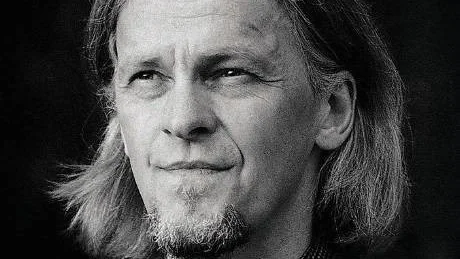 NATURLYRIKER. Roger Melin är bosatt i Skellefteå där han arbetar som bibliotekarie och driver ett nätbaserat antikvariat.