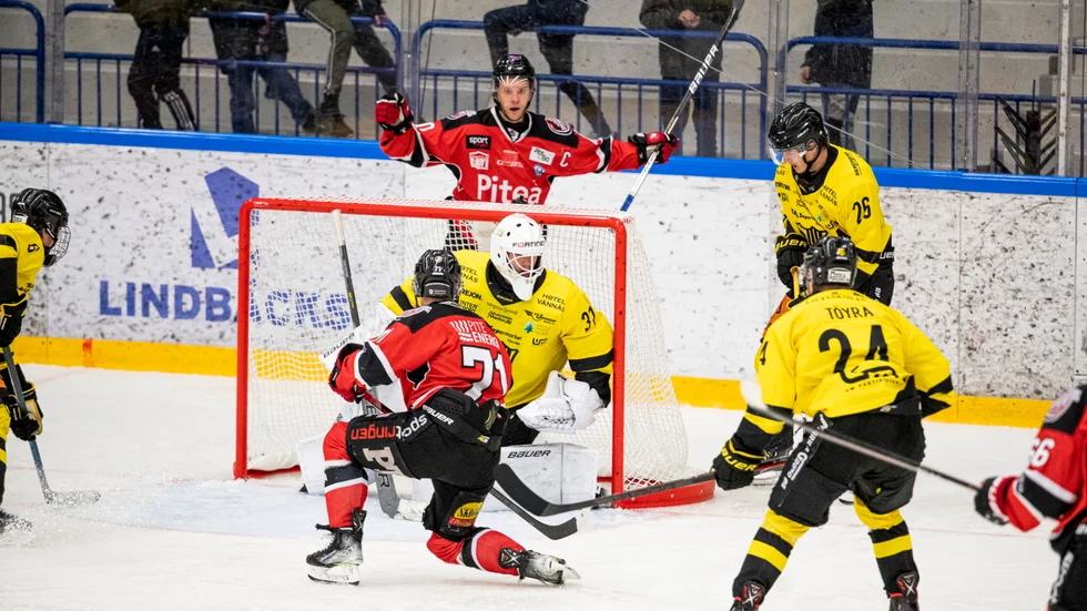 Början till slutet för Vännäs. Magnus Isaksson snappar upp en puck bakom målet och serverer femmålsskytten Joakim Högberg till 6-5-målet..