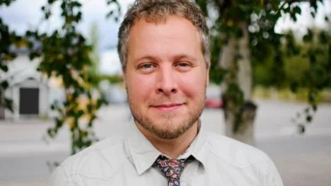 Högstadieläraren Linus Sköld, 29 år, blir nya rektor på Knut Lundmarkskolan. Nu säger han upp sina politiska uppdrag för att leda och utveckla den pedagogiska verksamheten i Sveriges modernaste skola.