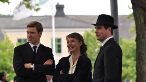 Linus Wahlgren, Tuva Novotny och Ola Rapace under inspelningarna av Maria Langs böcker som spelats in i Nora under sommaren.