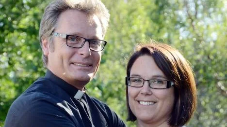 Niklas Westling med rötter i Småland och hustrun Malin med långa Arjeplogsrötter är medelsvenssons i Arjeplog, i alla fall vad gäller antalet år som gifta.