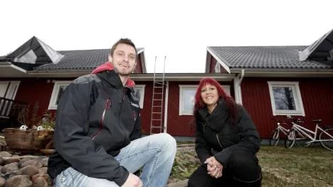 Mattias Nordaneldh och Anna-Maria Nilsson förklarar att målsättningen och syftet med Älvens grupphem (i bakgrunden) samt stödfunktionen Hamnen 18+ är att de som kommit hit som ensamkommande flyktingbarn ska ha blivit självförsörjande Pitebor när de fyller 21.