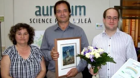PRISADE.Miljöpartiets Annika Eriksson delade ut Miljöpris 2008 till Luleåföretaget Global sun engineering, som representerades av Björn Eklöv, VD och Måns Malmberg.