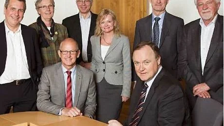 SKATTEKOMMISSIONÄRERNA. Skattekommissionen leds av Svenskt näringslivs VD Urban Bäckström, längst fram till höger. I kommissionen ingår också Uno Petersson, Pewes skor, sittande längst fram till vänster, och, stående från vänster, Jens Spendrup, Spendrups bryggeri, Britt Danielsson, Stegeborgs egendom, Lars Jansson, Wasa express och åkeri, Maud Spencer, Svalson, Carl Bennet, Getinge (och även ledamot i SSAB:s styrelse), samt Rune Andersson, Mellby gård och Älvsbyhus.Foto: Svenskt näringsliv
