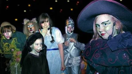 TROLLKARLEN FRÅN OZ. Fågelskrämman (Nea Ruth, 15), Lejonet (Ida Alavahtola,12), Dorothy (Malin Granbom Koski,15), Plåtmannen (Emma Lehtilahti, 13) och hunden Toto (Johanna Innala, 7) är alla rädda för häxan (Ellen Norgren, 10).