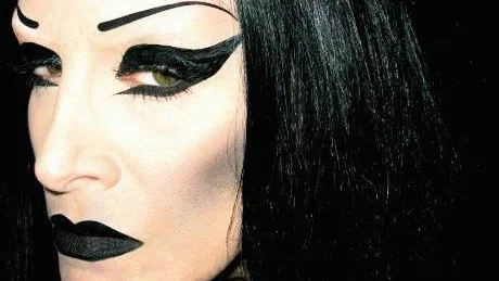 TILL UMEÅ. Diamanda Galás                                 kommer till Sverige för att sjunga på Södra Teatern i Stockholm och på MADE-festivalen i Umeå den 6 maj. FOTO: KRISTOFER BUCKLE