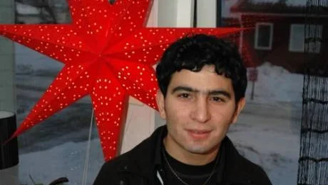 LÅNGT FRÅN MAMMA. Kameran trivs redan i Piteå även om det är långt hem till mamma i Irak.