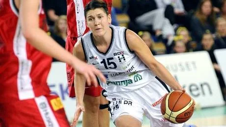 Eszter Csontos.