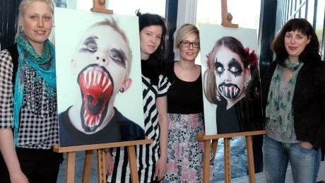 VISIONÄRER PÅ IDÉDAG. Amanda Karlsson, journaliststudent, och Linda Backman, före detta mediedesingstudent, visar två av porträtten på ansiktsmålningar från utställningen Make up in your face, tillsammans med Greta Viklund, Go Business, och coachen Mari Ramnek från företaget Zebra.