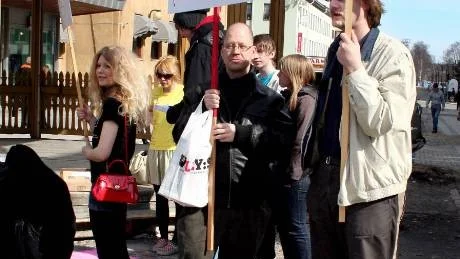 JA TILL INTERNET. Fredrik Holmbom, till högre på bilden, med flera från Piratpartiet informerade Luleåborna i lördags om deras frågor som man vill slåss för i EU-parlamentet i Bryssel. Foto: TORKEL OMNELL