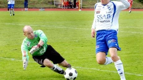 UT. Kirunas målvakt Petter Kero fick sätta sig på bänken efter att ha skadat sig.Foto: BERNDT DIMEUS