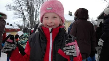 GLATT I SPÅRET. Susanna Siekas, 8 år, är nöjd med sin insats i spåret.  Foto: Åsa Poromaa