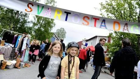 TRIVS. Två kompisar som myste omkring på Svartöstadagen och som tycker att bostadsområdet är bäst, Isolde Johansson och Sara Larsson, båda tio år gamla.Foto: PETRA ISAKSSON
