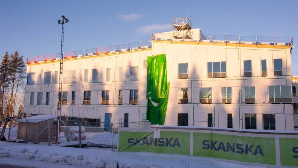 Brottsplatsen. Tjuvarna tog sig in i bygget från denna sida.