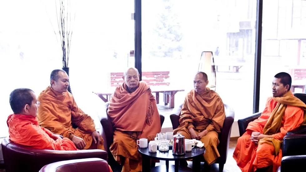 Höjdare. Såväl chefen för de thailändska buddisttemplena i Sverige (andra från höger) och motsvarigheten för hela Europa (mitten) besöker templet i Boden.