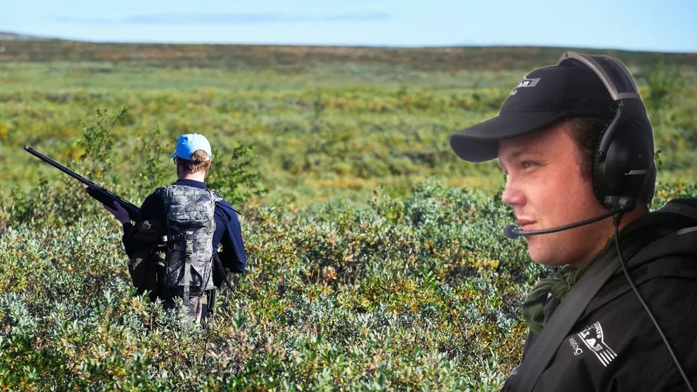 Kritisk. Emil Sundberg är tillsammans med 26 andra turistföretagare kritisk mot de föreslagna förändringarna i rennäringsförordningen som innebär att jakt och fiske endast skall upplåtas åt den som är fast bosatt i Sverige. OBS: Montage