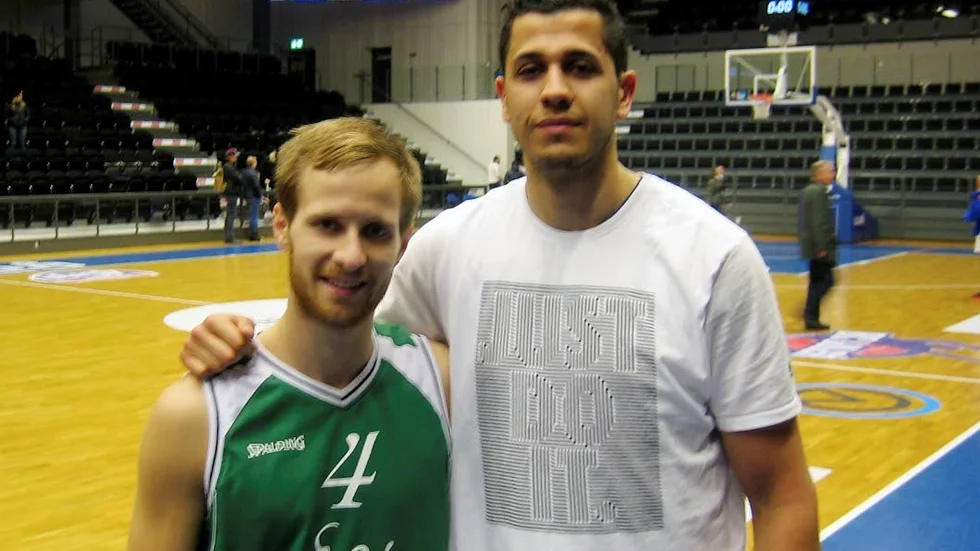 Gamla bekanta. De två 92:orna Nils Gjörup och Samir Ali gick på Basketgymnasiet tillsammans. Nu möttes kompisarna igen när IK Eos slog LF Future med 62–71.