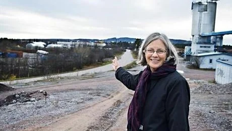 OMVANDLING.  I dag är platsen ett industriområde och planerna på ett nytt centrum just här känns tämligen avlägsna. Kommunens mark- och exploateringschef Eva Ekelund är däremot positiv och lovar att det till 2017 kommer att vara ett färdigt stadstorg med såväl stadshus, hotell och annan service.
