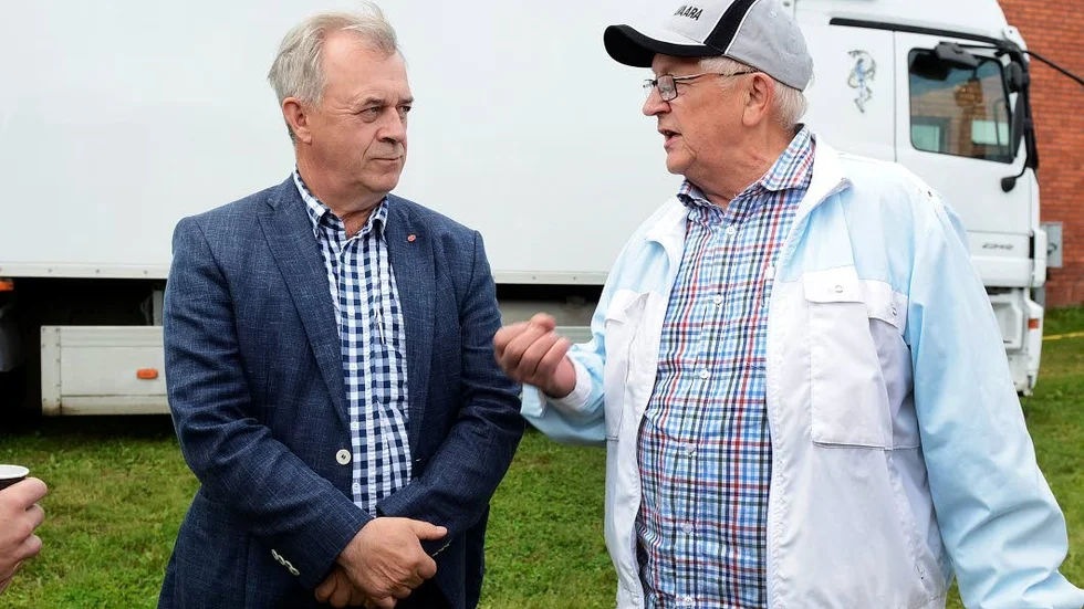 STORA NOLIA. Helge Falck, Svappavaara, pratar skogsfrågor med landsbygdsminister Sven-Erik Bucht.