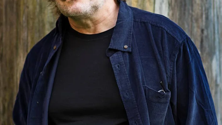 Egen erfarenhet. Micke Evhammar började själv som byggnadssmed efter grundskolan. Nu har han skrivit en roman om byggnadssmedernas arbetsvillkor.