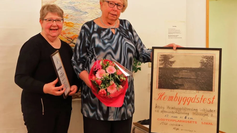 Avtackades. Britt Norman avtackades av ordförande Carin Blom, till vänster.