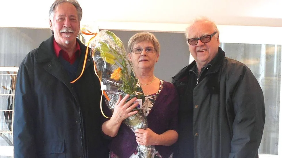 Uppvaktad. Det blev Lena Johansson av seniorerna Tommy Lundqvist och Kjell Hedlund.