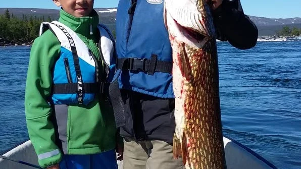 Kändes som bottennapp. Juan Juan Lu, Luleå, (här tillsammans med sonan Anton) var ute efter att fiska harr. Då högg storgäddan på nästan sex kilo i Stora Lulevatten.