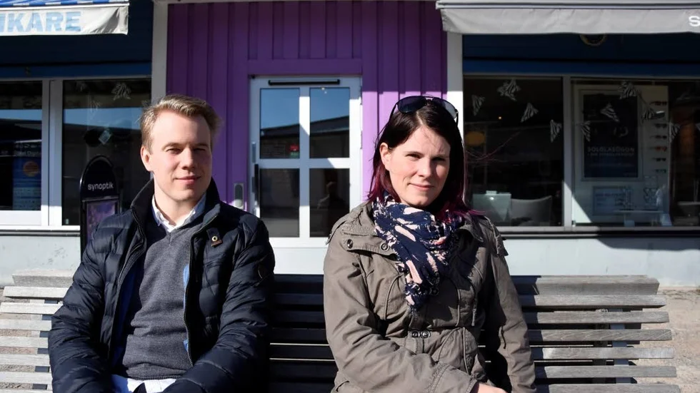 Kalixborna Marcus Fredriksson och Malin Lundbäck lagar mat i TV.