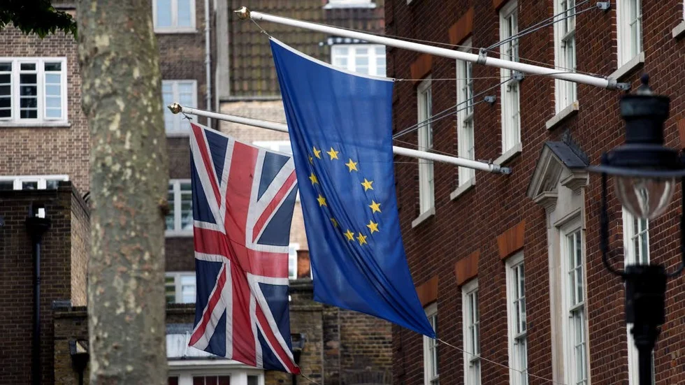 Fanor. Storbritanniens flagga intill EU:s utanför Europe House i London, Europaparlamentets brittiska kontor.