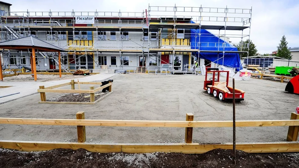 Solkatten. Förskolan står klar men nu hotas stadsbyggnadsförvaltningen med böter för att de inte anmält till miljö- och byggnadsnämnden hur området sanserats. De riskerar även böter på 131 957 kronor.