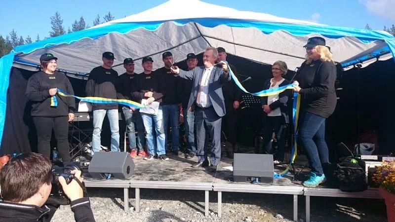 Nu är det klippt. Nya macken i Hakkas är invigd av landsbygdsminister Sven-Erik Bucht. Bandhållare är Linda Wennström till höger och Monica Nilsson till vänster, båda från Mackgruppen.