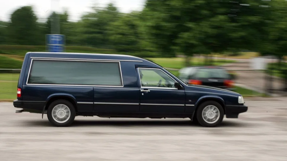Vem kör. Landstinget har ingen (sam)ordning när gäller transporter av döda människor men det ska bli.