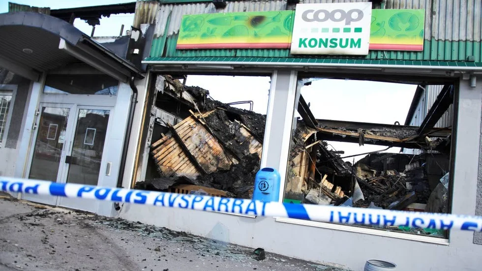 Totalförstört. Inte mycket återstår av butiken efter lördagens brand på Konsum Lappgatan i Kiruna men målet är trots allt att återuppbygga allt och öppna en butik på samma plats.