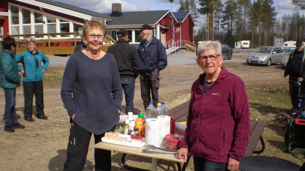 Vid grillen. Där hade Gunvor och Katrin laddat upp med hamburgare och parisare.