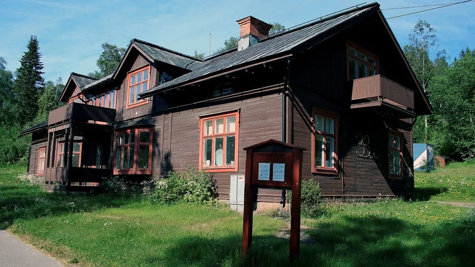 Bild från 2014 när NSD skrev: "En av de fastigheter som kan bli till hyresbostäder i det nya bostadsområdet är den så kallade Tuoddarvillan". Villan ligger ännu nedpackad, något insändarskribenten tycker är djupt olyckligt.