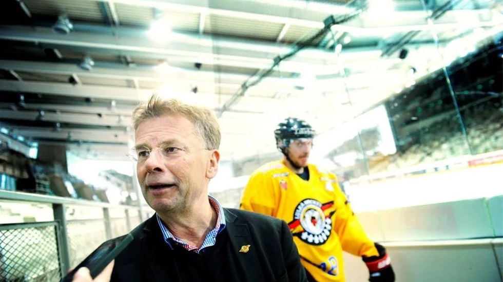 Luleå Hockeys sportchef Lars "Osten" Bergström tycker att Linus Omark skulle kunna tillföra en del i laget.