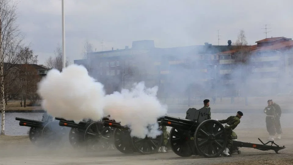 Klockan 12 på valborgsmässoafton sköts det traditionsmässigt 21 salutskott för kungens födelsedag.
