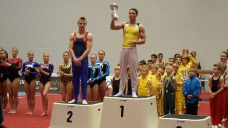 George Foo, som tidigare tävlat för Älvsbygymnasterna, vann herrarnas SM-mångkamp i Halmstad, tätt följd av före detta klubbkamraten Toni Simonen.