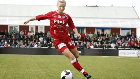 Emelie Lövgren (som tidigare spelat med  Piteå IF men numera tillhör allsvenska Sunnanå SK) vann tillsammans med sina svenska lagkompisar den första matchen i U20-VM. (Arkivbild)