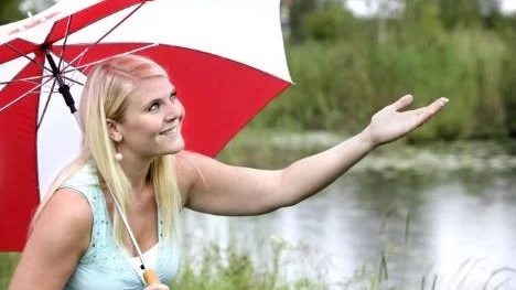 Meteorolog Linnea Rehn njuter av semestern i barndomsbyn Hortlax och släpper tankarna på vädret när hon är ledig.