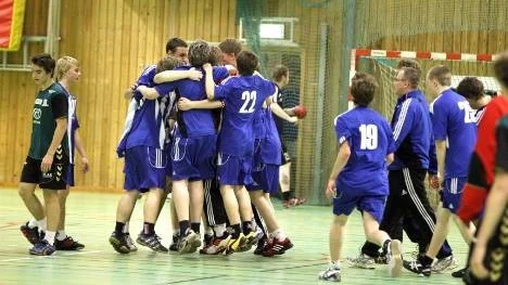 Vilt jubel bland spelarna i Öjeby IF som i helgen tog sig vidare till steg 3 i handboll. Laget vann två matcher, men förlorade mot Huddinge som vann gruppen.