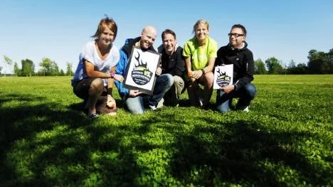 De laddar för brännbollscupen 28 juli. Från vänster: Piteå IF-anfallaren Erika Karlsson, Anders Westergren, Omy AB, Jörgen Hult, Piteå kommuns tillväxtavdelning, Stephanie Labbé, målvakt i Piteå IF samt Peter Hansson, Team Sportia.
