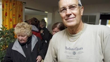 "Vi är ännu inte riktigt klara med var vi ska flytta", sa företagsprofilen Donald Johansson mitt under flyttloppisen.