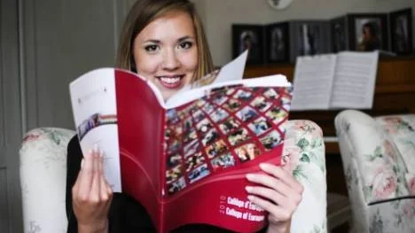 Den 14 september börjar studierna på College of Europe i Brygge. Emilie Eriksson från Arvidsjaur läser på om den ansedda EU-skolan som ska hjälpa henne in i EU-kommissionen. "Jag tror på ett europeiskt samarbete, världen blir bättre av det", säger hon.