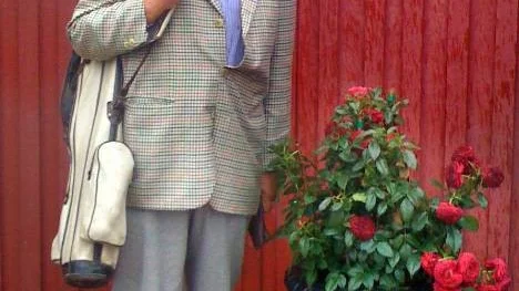 Lennart Molander, från Ljunghusen, är 80 år och har fastnat för hickorygolf.