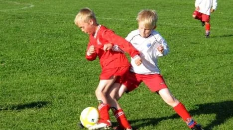 Här kämpar Arjeplogs Albin Hallin (röd tröja) med en spelare från TP 47. Albin hade några fina löpningar och avslut.