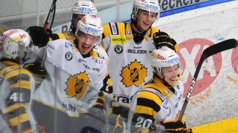 Jimmie Ericsson jublar efter sitt 2-2-mål i den tredje perioden. Skellefteå vände och vann över Södertälje efter straffavgörande.