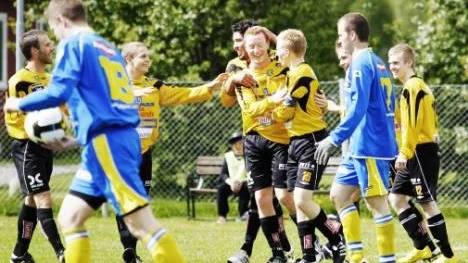 Här jublar spelarna i Infjärdens SK efter ett av målen mot Ohtana/Aapua. Det såg lovande ut, men segerjublet fastnade i halsen. Ohtana/Aapua kvitterade på en lång frispark.
